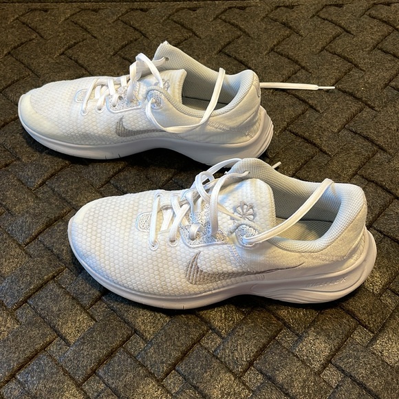 NIKE 8 Wide. Womens Flex Experience running shoe. - Picture 4 of 8